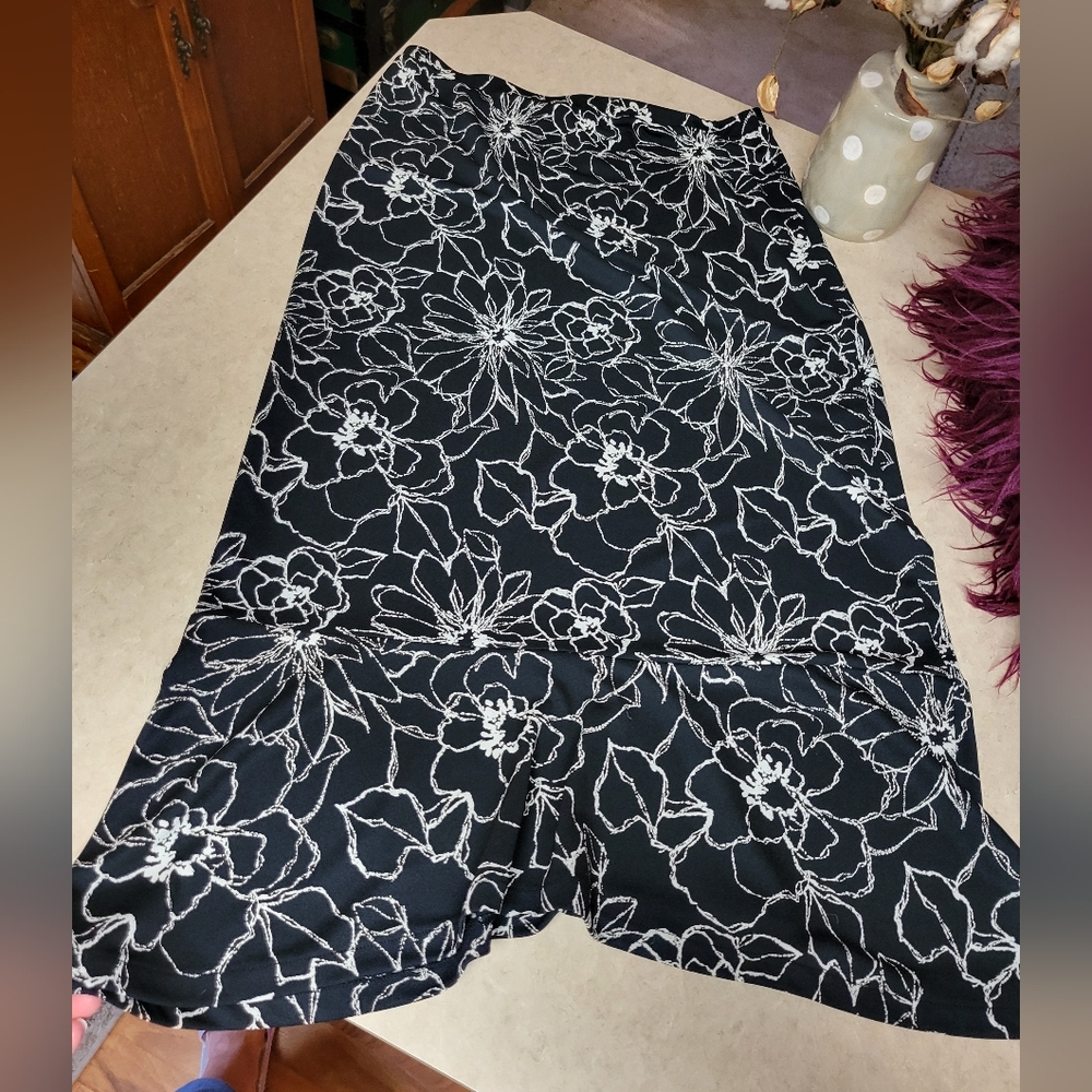 Van Heusen women size small black and white floral midi - Picture 5 of 9